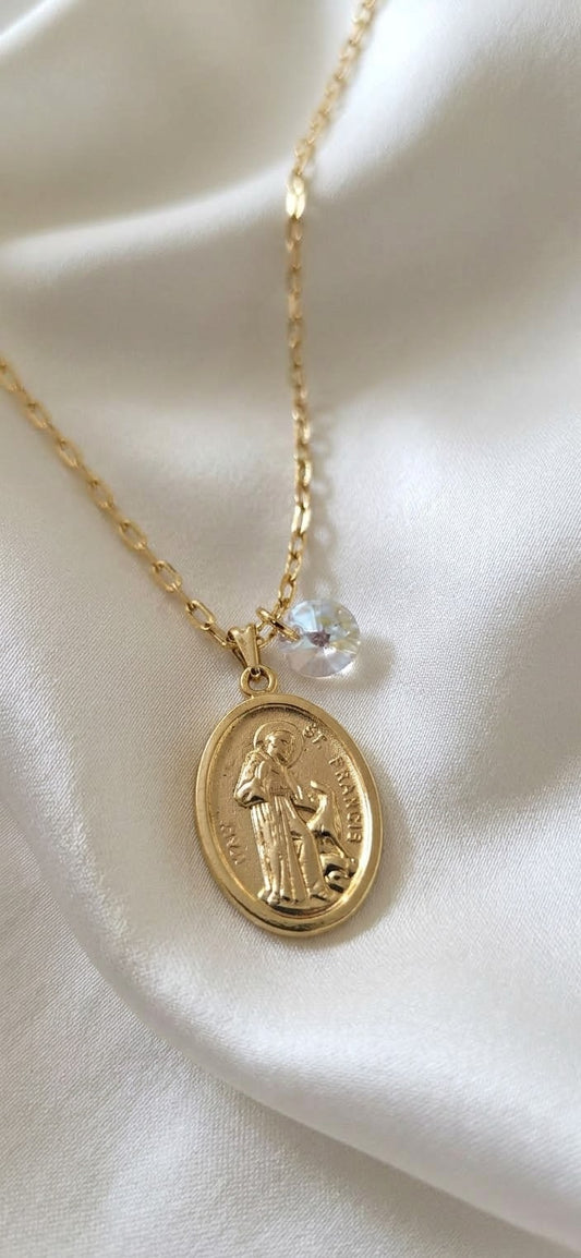 Collar Medalla San Francisco de Asís – Baño de Oro 24K y Cristal Swarovski